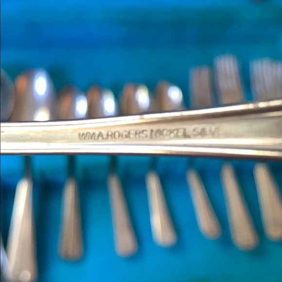 Wm. A. Rogers 1930-1940’s Flatware for 8 in box - Picture 7 of 8
